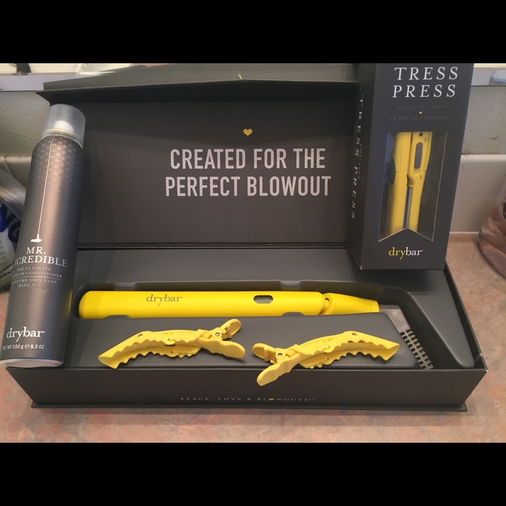 Drybar perfect blow out set.